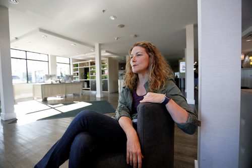 JUSTIN SAMANSKI-LANGILLE / WINNIPEG FREE PRESS
California-based doctor Jen Gunter speaks to the Free Press Friday in her hotel lobby. Gunter is fighting medical quackery and pseudo-science in her spare time.
170811 - Friday, August 11, 2017.