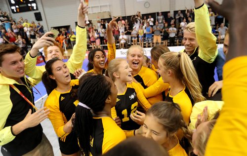 TREVOR HAGAN / WINNIPEG FREE PRESS
Team Manitoba celebrates after winning volleyball gold at the Canada Summer games in a 4 set victory over Alberta, Saturday, August 12, 2017.