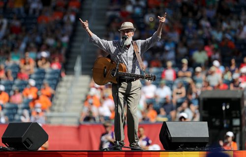TREVOR HAGAN / WINNIPEG FREE PRESS
Fred Penner performs at the Canada Summer Games closing ceremonies, Sunday, August 13, 2017.