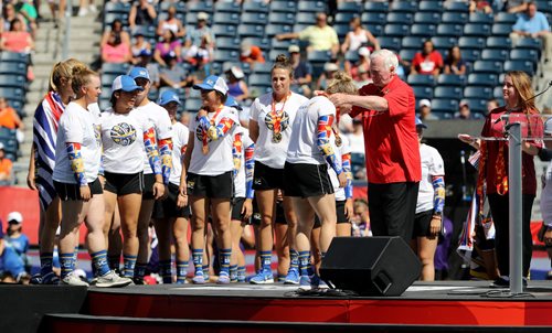 TREVOR HAGAN / WINNIPEG FREE PRESS
Governor General David Johnston helped present the final medals of the games to the women's softball teams at the Canada Summer Games closing ceremonies, Sunday, August 13, 2017.