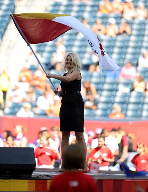 TREVOR HAGAN / WINNIPEG FREE PRESS
Mayor Brian Bowman participated in a ceremony where he passed the flag to Red Deer Mayor Tara Veer at the Canada Summer Games closing ceremonies, Sunday, August 13, 2017.