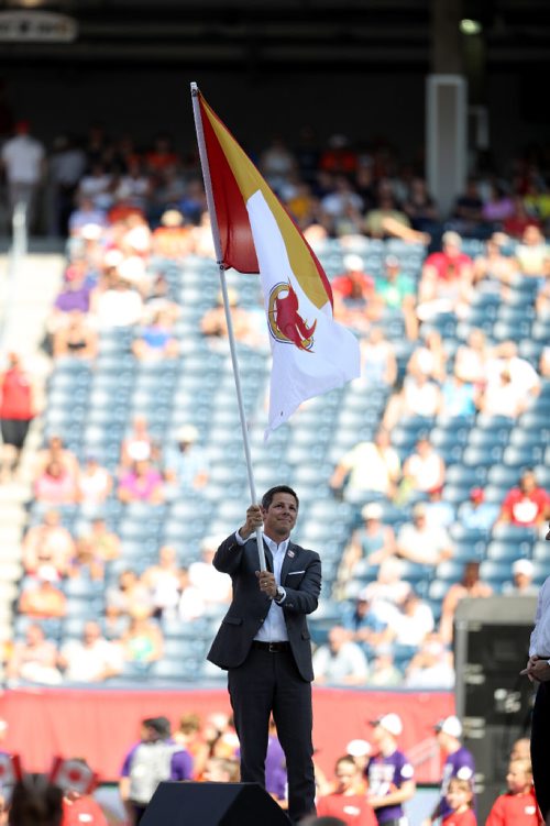 TREVOR HAGAN / WINNIPEG FREE PRESS
Mayor Brian Bowman participated in a ceremony where he passed the flag to Red Deer Mayor Tara Veer at the Canada Summer Games closing ceremonies, Sunday, August 13, 2017.