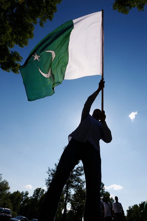 JOHN WOODS / WINNIPEG FREE PRESS
Feiz Mohiuddin waves his flag at a 70th anniversary celebration of Pakistan independence at St Vital Park Sunday, August 13, 2017.
