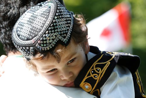 JOHN WOODS / WINNIPEG FREE PRESS
Ibrahim Khan, dressed in traditional clothing from the province of Khyber Pakhtun Khuwanat, takes a little break on the shoulders of his father Jehangir at a 70th anniversary celebration of Pakistan independence at St Vital Park Sunday, August 13, 2017.