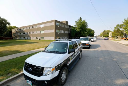 JUSTIN SAMANSKI-LANGILLE / WINNIPEG FREE PRESS
Winnipeg Police vehicles are seen outside of an apartment building in the 100 block of Killarney. Police are investigating a homicide on the property.
170814 - Monday, August 14, 2017.