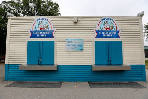 JUSTIN SAMANSKI-LANGILLE / WINNIPEG FREE PRESS
A sign is seen on the front of Winston's Ice Cream Shoppe in Assiniboine Zoo and the windows are shuttered and locked Tuesday after the shop was closed due to a sewage leak nearby. 
170815 - Tuesday, August 15, 2017.