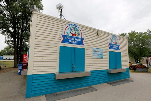 JUSTIN SAMANSKI-LANGILLE / WINNIPEG FREE PRESS
A sign is seen on the front of Winston's Ice Cream Shoppe in Assiniboine Zoo and the windows are shuttered and locked Tuesday after the shop was closed due to a sewage leak nearby. 
170815 - Tuesday, August 15, 2017.