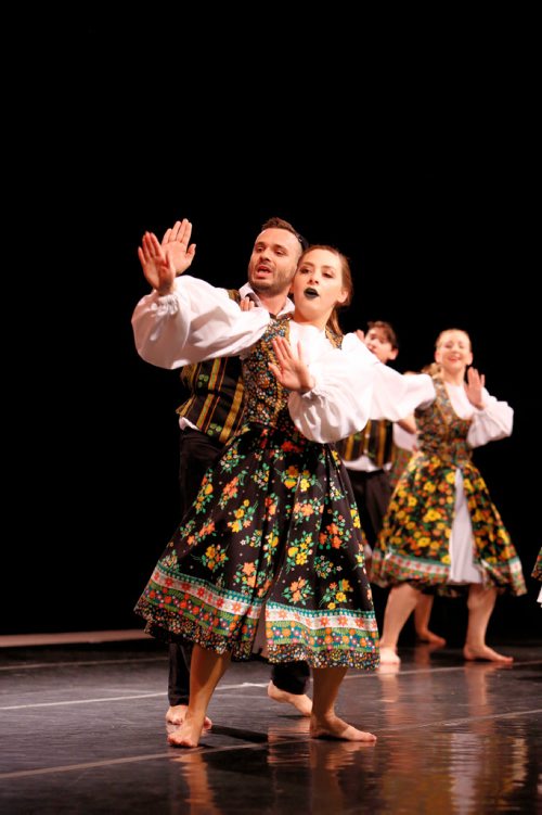 JUSTIN SAMANSKI-LANGILLE / WINNIPEG FREE PRESS
Dancers perform to traditional Israeli music in traditional clothing Tuesday at the Israeli Folklorama pavilion on the Asper Jewish Community Campus.
170815 - Tuesday, August 15, 2017.