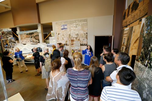 JUSTIN SAMANSKI-LANGILLE / WINNIPEG FREE PRESS
A crowd listens to a guided tour of the cultural display of the Israeli Folklorama pavilionTuesday  inside the Asper Jewish Community Campus.
170815 - Tuesday, August 15, 2017.