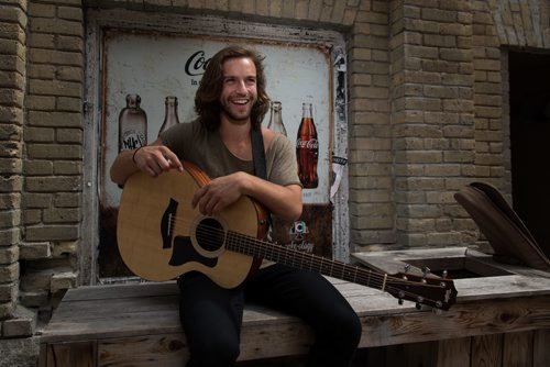 MIKE DEAL / WINNIPEG FREE PRESS
Local musician Roman Clarke who is also a member of the band The Middle Coast, performs for the Winnipeg Free Press during an Exchange Sessions.
170815 - Tuesday, August 15, 2017.