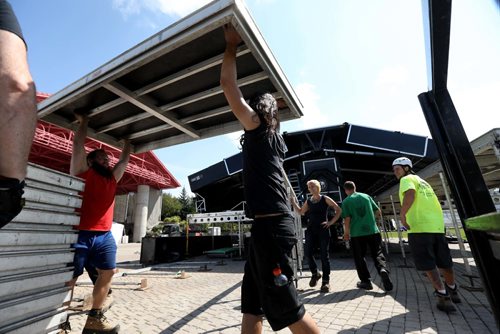 RUTH BONNEVILLE / WINNIPEG FREE PRESS


Setup crews put together the stage for Interstellar Rodeo which runs  AUGUST 18-20,  AT THE FORKS Wednesday.  
Standup photo 

Aug 16,, 2017