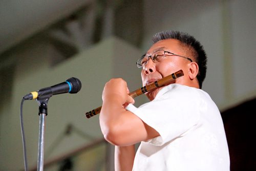 JUSTIN SAMANSKI-LANGILLE / WINNIPEG FREE PRESS
A local artist performs a traditional flute song Wednesday at the Indochina Chinese Folklorama Pavillion.
170816 - Wednesday, August 16, 2017.