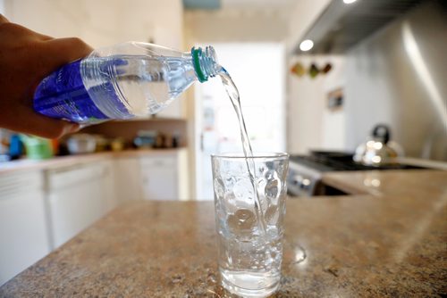 JUSTIN SAMANSKI-LANGILLE / WINNIPEG FREE PRESS
In this photo illustration, bottled water is poured into a glass. Stats Canada says Manitobans consume more bottled water inside their homes than any other province in Canada. 
170817 - Thursday, August 17, 2017.