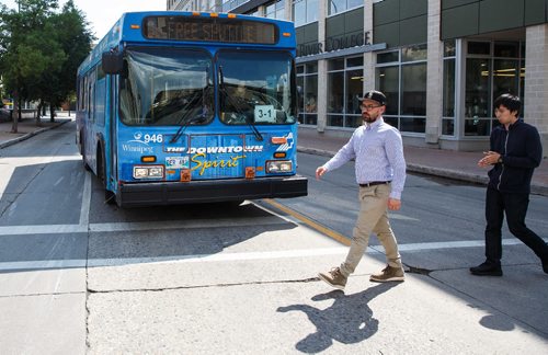 MIKE DEAL / WINNIPEG FREE PRESS
A Downtown Spirit bus stops for passengers on its route which goes by City Hall. The free bus has three routes in the downtown area and cost nothing to ride. 
170818 - Friday, August 18, 2017.