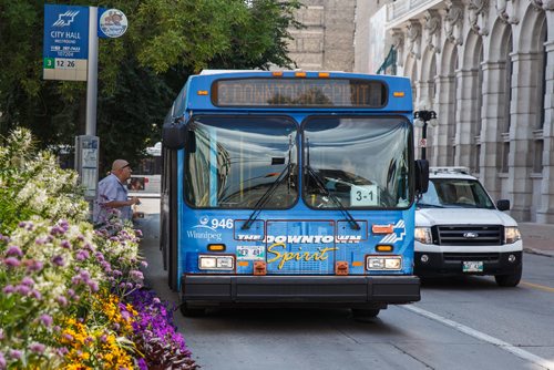 MIKE DEAL / WINNIPEG FREE PRESS
A Downtown Spirit bus stops for passengers on its route which goes by City Hall. The free bus has three routes in the downtown area and cost nothing to ride. 
170818 - Friday, August 18, 2017.