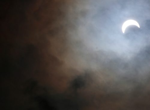 WAYNE GLOWACKI / WINNIPEG FREE PRESS

The gathering outside the Manitoba Museum got glimpses of¤the partial eclipse through clouds¤ Monday. Keila DePape story  August 21 2017