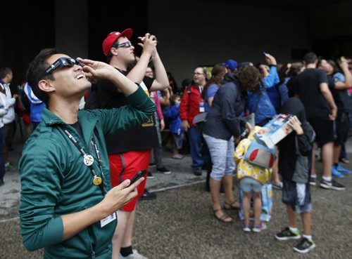 WAYNE GLOWACKI / WINNIPEG FREE PRESS

The gathering outside the Manitoba Museum got glimpses of¤the partial eclipse through clouds¤ Monday. Keila DePape story  August 21 2017