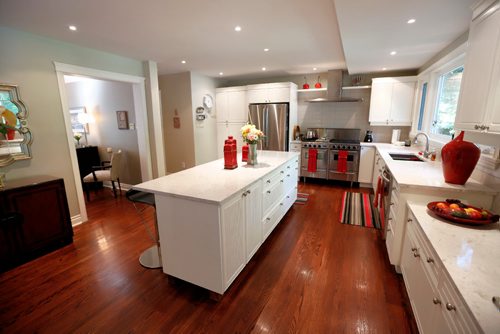 JUSTIN SAMANSKI-LANGILLE / WINNIPEG FREE PRESS
The large kitchen of 59 Salme features all stainless appliances, large windows and a spacious island with access to the family room, laundry room, dining room and patio.
170822 - Tuesday, August 22, 2017.