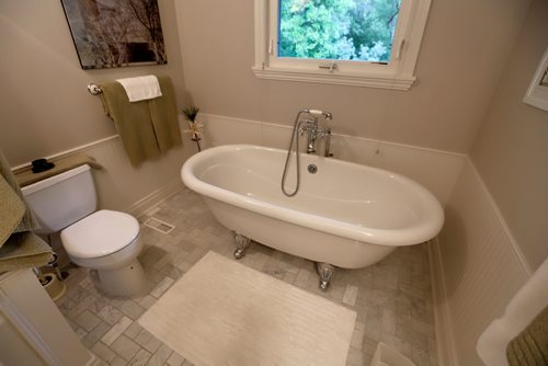 JUSTIN SAMANSKI-LANGILLE / WINNIPEG FREE PRESS
The second floor bathroom of 59 Salme features a separate bath and standup shower.
170822 - Tuesday, August 22, 2017.
