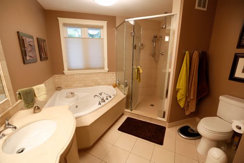 JUSTIN SAMANSKI-LANGILLE / WINNIPEG FREE PRESS
The large master bedroom of 59 Salme features a balcony, large walk in closet and large bathroom featuring a standup shower and spa bath.
170822 - Tuesday, August 22, 2017.