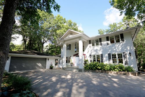 JUSTIN SAMANSKI-LANGILLE / WINNIPEG FREE PRESS
The front yard of 59 Salme includes a large lawn, driveway and two car garage.
170822 - Tuesday, August 22, 2017.