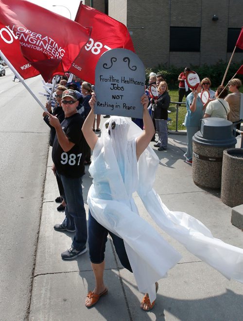 WAYNE GLOWACKI / WINNIPEG FREE PRESS

In foreground, Health Care Aide Debbie Knysh was one  of the about 200 attending the noon hour rally/info picket at St. Boniface Hospital to stand up to provincial govt cuts to healthcare. Jane Gerster story   August 24 2017