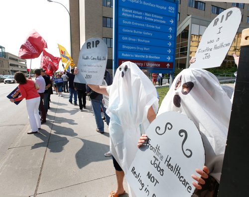 WAYNE GLOWACKI / WINNIPEG FREE PRESS

In centre, Health Care Aide Debbie Knysh with her family also dressed as ghosts attended the noon hour rally/info picket at St. Boniface Hospital to stand up to provincial govt cuts to healthcare. Jane Gerster story   August 24 2017