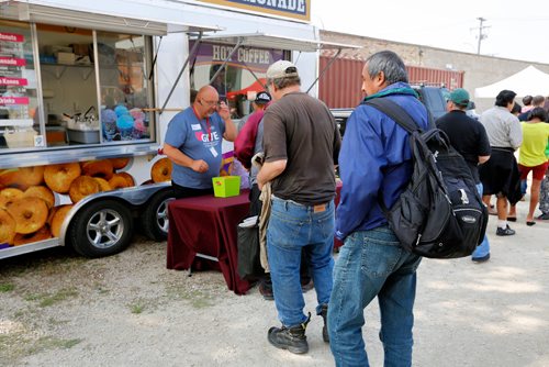 JUSTIN SAMANSKI-LANGILLE / WINNIPEG FREE PRESS
Guests line up for free mini-doughnuts and other treats Thursday at the Siloam Mission 30th Anniversary Block Party.
170824 - Thursday, August 24, 2017.