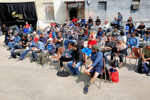 JUSTIN SAMANSKI-LANGILLE / WINNIPEG FREE PRESS
Guests take in the music Thursday at the Siloam Mission 30th Anniversary Block Party.
170824 - Thursday, August 24, 2017.