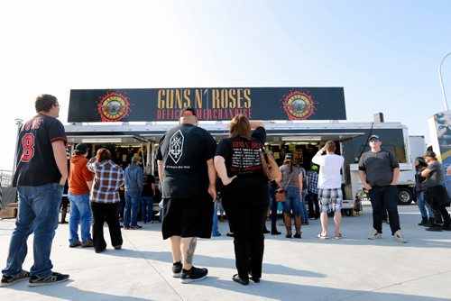 JUSTIN SAMANSKI-LANGILLE / WINNIPEG FREE PRESS
Fans brows Guns N' Roses merchandise outside Investors Group Filed Thursday before the concert.
170824 - Thursday, August 24, 2017.