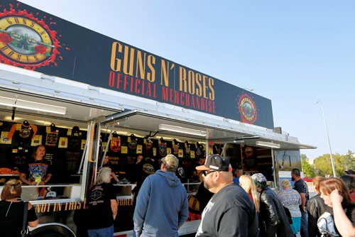 JUSTIN SAMANSKI-LANGILLE / WINNIPEG FREE PRESS
Fans brows Guns N' Roses merchandise outside Investors Group Filed Thursday before the concert.
170824 - Thursday, August 24, 2017.