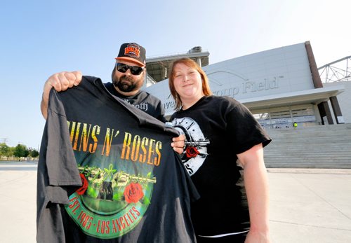 JUSTIN SAMANSKI-LANGILLE / WINNIPEG FREE PRESS
Jason and Leslie Dubé pose with their new Guns N' Roses shirt Thursday before heading in for the Concert.
170824 - Thursday, August 24, 2017.