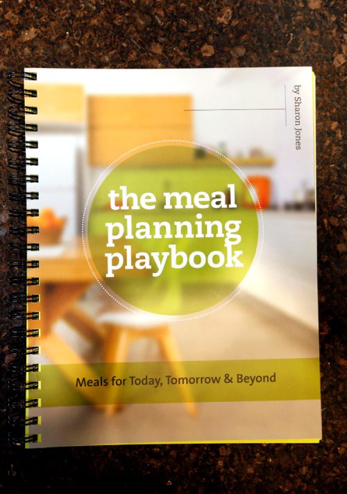 WAYNE GLOWACKI / WINNIPEG FREE PRESS
FOOD. The Inmyel Freezer Cube and the Meal Planning Cookbook both of which are produced by Sharon Jones. Wendy King story August 25 2017