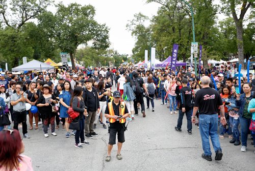 JUSTIN SAMANSKI-LANGILLE / WINNIPEG FREE PRESS
A large crowd of spectators take in the sights and sounds Saturday during the Filipino Street Festival.
170826 - Saturday, August 26, 2017.