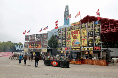 JUSTIN SAMANSKI-LANGILLE / WINNIPEG FREE PRESS
Two of the BBQ trucks participating in this year's Winnipeg Ribfest are seen with their massive signs and trophies on display Saturday at The Forks.
170826 - Saturday, August 26, 2017.