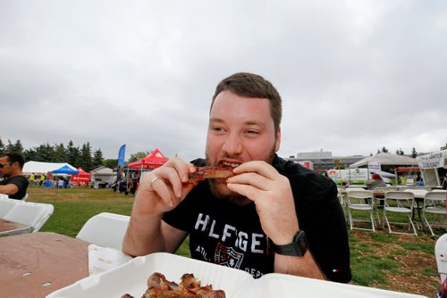 JUSTIN SAMANSKI-LANGILLE / WINNIPEG FREE PRESS
Tim Quinney digs into some ribs Saturday during Winnipeg Ribfest at The Forks.
170826 - Saturday, August 26, 2017.