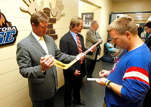 BORIS MINKEVICH / WINNIPEG FREE PRESS  080924 Wayne Gretzky checks out an old autographed Titan hockey stick that Geoff Kirbyson his grandfather had. Kirbyson's kid Alex was there too.