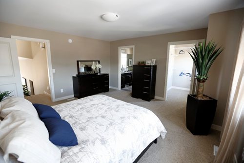 JUSTIN SAMANSKI-LANGILLE / WINNIPEG FREE PRESS
The master bedroom of 64 Eaglewood is a cab-over design and features an ensuite bathroom with a standup shower and a large walk-in closet.
170828 - Monday, August 28, 2017.