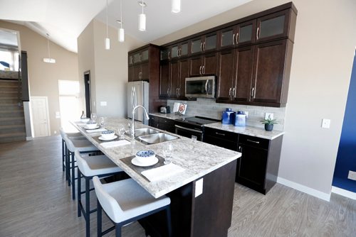 JUSTIN SAMANSKI-LANGILLE / WINNIPEG FREE PRESS
The kitchen of 64 Eaglewood shares the same high ceilings and abundance of natural light as the living room as well as modern appliances and a large island.
170828 - Monday, August 28, 2017.
