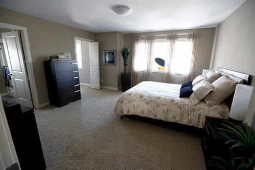 JUSTIN SAMANSKI-LANGILLE / WINNIPEG FREE PRESS
The master bedroom of 64 Eaglewood is a cab-over design and features an ensuite bathroom with a standup shower and a large walk-in closet.
170828 - Monday, August 28, 2017.