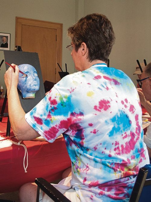 Canstar Community News Suzy Spearman of East Kildonan takes part in the Shake It Up Art Group, a monthly art therapy group for Manitobans with Parkinson's disease. (SHELDON BIRNIE/CANSTAR/THE HERALD)