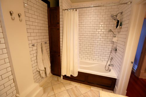 JUSTIN SAMANSKI-LANGILLE / WINNIPEG FREE PRESS
The second floor bathroom of 134 Scotia features a large bathtub-shower combo. 
170829 - Tuesday, August 29, 2017.