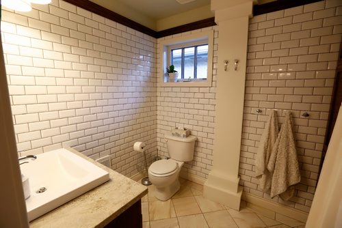 JUSTIN SAMANSKI-LANGILLE / WINNIPEG FREE PRESS
The second floor bathroom of 134 Scotia features a large bathtub-shower combo. 
170829 - Tuesday, August 29, 2017.
