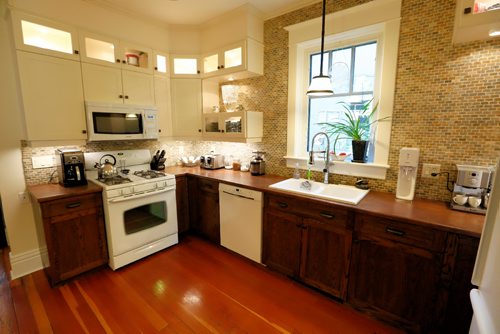 JUSTIN SAMANSKI-LANGILLE / WINNIPEG FREE PRESS
The kitchen of 134 Scotia features modern appliances and a large island with doors leading to the main hallway, dinging room and main floor office.
170829 - Tuesday, August 29, 2017.