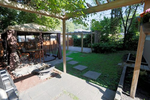 JUSTIN SAMANSKI-LANGILLE / WINNIPEG FREE PRESS
The backyard of 134 Scotia features lots of room, mature tree cover, a gazebo and a second parking pad with sliding gate access off the back lane.
170829 - Tuesday, August 29, 2017.