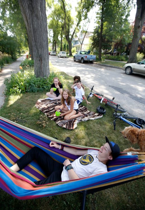 WAYNE GLOWACKI / WINNIPEG FREE PRESS

From front to back, Kieran relaxes in the hammock with Gabby, Zé, Darby and Paihyin enjoy the shade along Chestnut St. in Wolseley Tuesday afternoon. weather  story  August 29 2017

