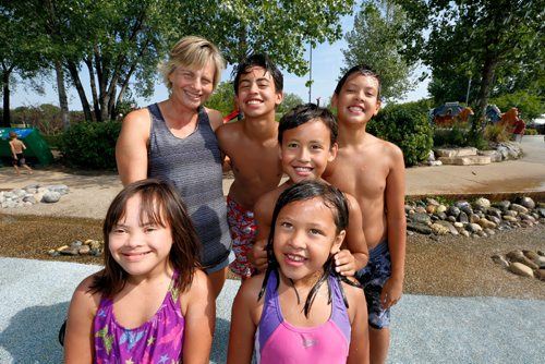 JUSTIN SAMANSKI-LANGILLE / WINNIPEG FREE PRESS
Clockwise from bottom left: Mia, Lisa, Carlos, Simeon, Mikel and Bella Gonzales pose Tuesday after cooling down in a splash park at The Forks.
170829 - Tuesday, August 29, 2017.