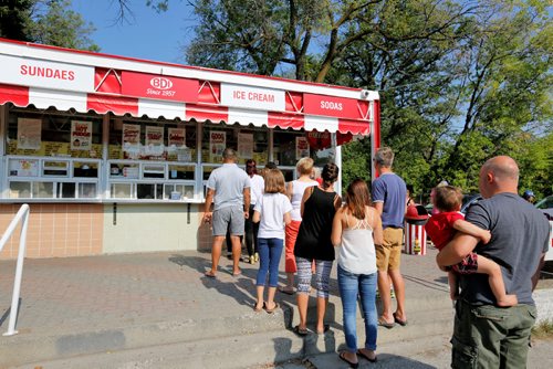 JUSTIN SAMANSKI-LANGILLE / WINNIPEG FREE PRESS
People line up for some ice cream at BDI Tuesday afternoon.
170829 - Tuesday, August 29, 2017.