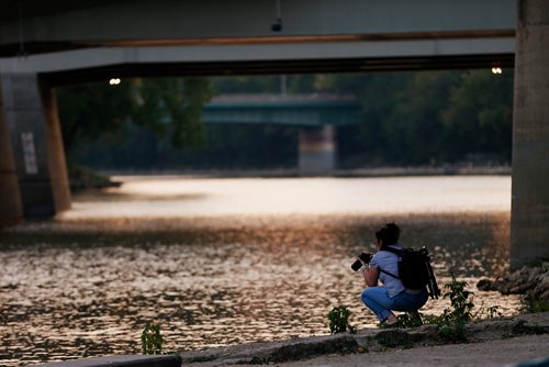 JOHN WOODS / WINNIPEG FREE PRESS
A participant in a From Here and Away nighttime photo excursion as part of Summertide at The Forks in Winnipeg Tuesday, August 22, 2017.