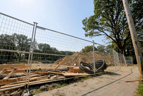 JUSTIN SAMANSKI-LANGILLE / WINNIPEG FREE PRESS
The construction site for two personal care homes on Hindley Ave. is seen Wednesday. Residents are complaining that City Hall allowed the construction to start without requiring the workers give notice to residents.
170830 - Wednesday, August 30, 2017.